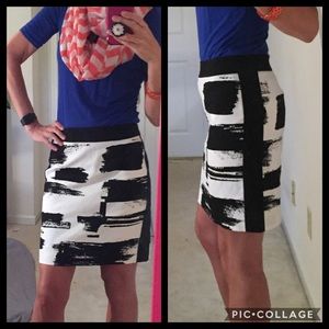 Ann Taylor B&W Brushstroke Pencil Skirt